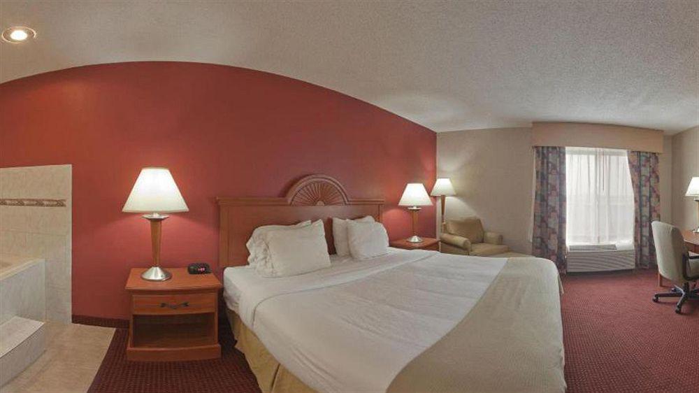 Quality Inn & Suites Lawrenceburg Exterior foto
