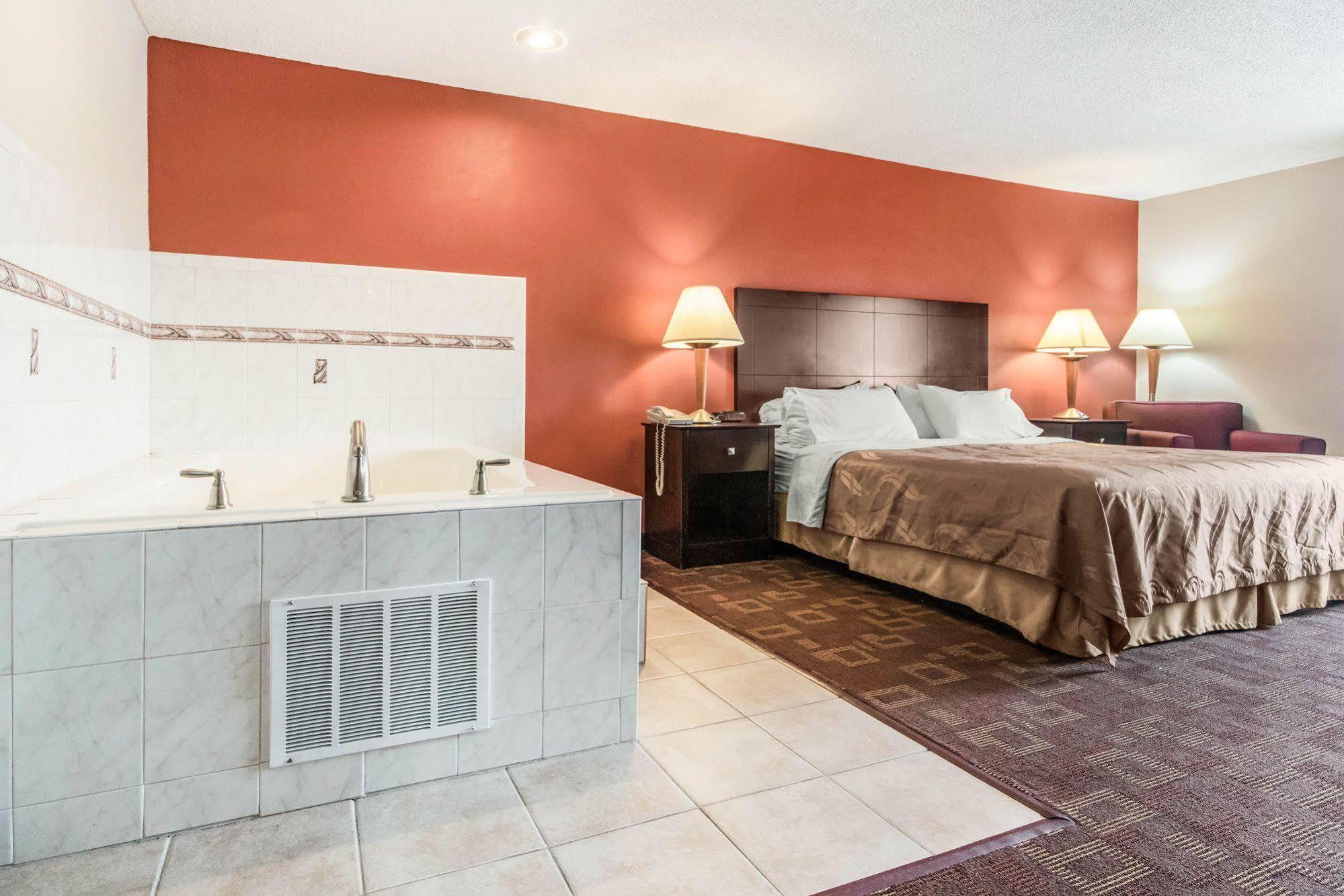 Quality Inn & Suites Lawrenceburg Exterior foto
